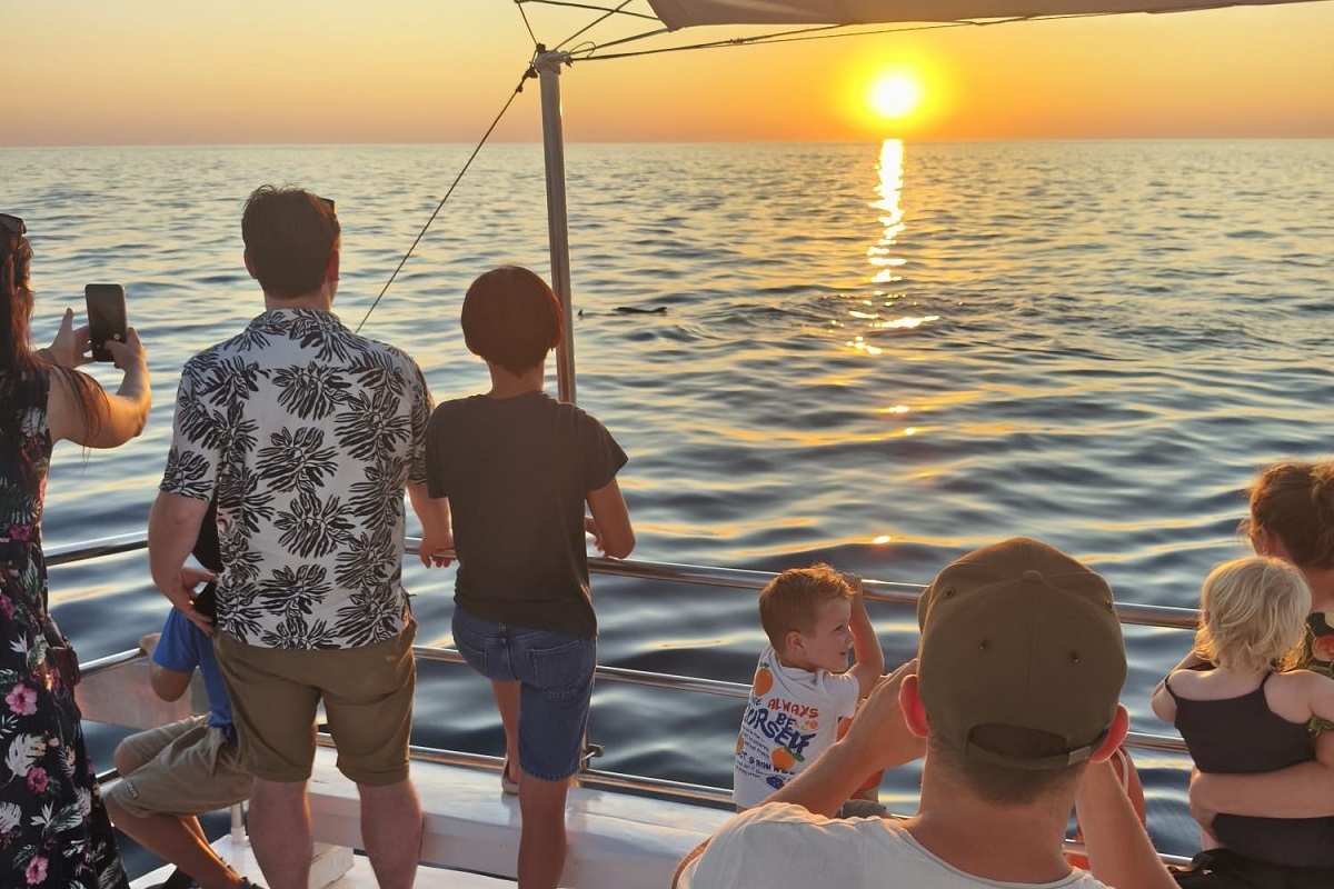 Fotografiranje sončnega zahoda in delfinov