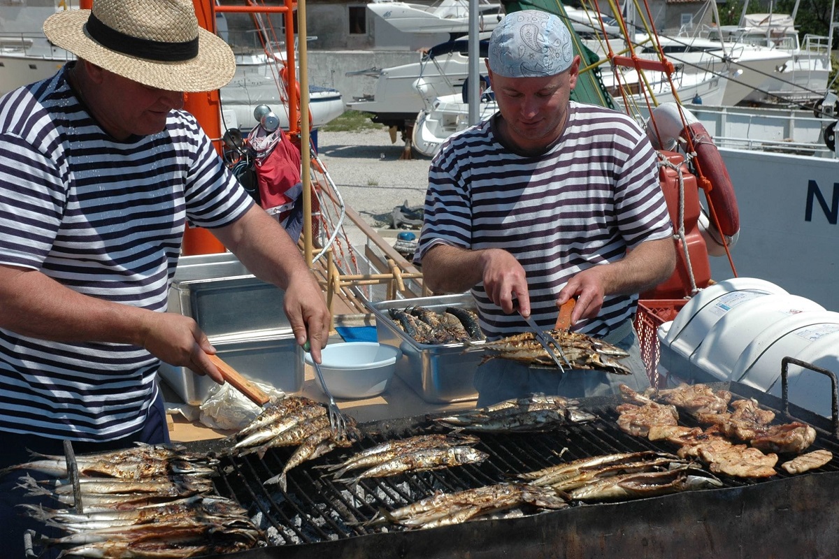 Preparazione dei pasti alla griglia a carbone
